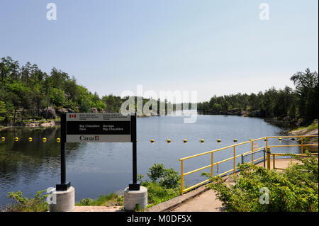 Dies ist die alten grossen Chaudiere Damm auf der französischen Fluss Stockfoto