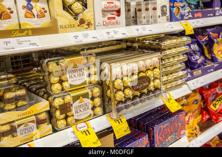 Ferrero Rocher und Cadburys roses Pralinen für den Verkauf in einem australischen Supermarkt Stockfoto