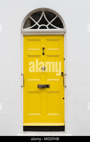 Vorderansicht des Gelben eleganten Wohn Wohnung Tür mit Sichtfenster aus Glas und Metall vintage Mailbox Stockfoto