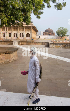 AHMEDABAD, Gujarat, Indien. 10 Dezember, 2017, Porträt eines alten muslimischen Mann an Sarkhej Roza eine Moschee und Grab Komplex in Ahmedabad, Indien. Stockfoto