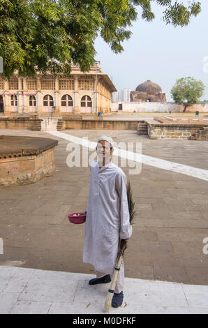 AHMEDABAD, Gujarat, Indien. 10 Dezember, 2017, Porträt eines alten muslimischen Mann an Sarkhej Roza eine Moschee und Grab Komplex in Ahmedabad, Indien. Stockfoto