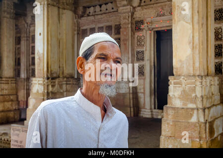 AHMEDABAD, Gujarat, Indien. 10 Dezember, 2017, Porträt eines alten muslimischen Mann an Sarkhej Roza eine Moschee und Grab Komplex in Ahmedabad, Indien. Stockfoto