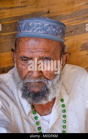 AHMEDABAD, Gujarat, Indien. 10 Dezember, 2017, Porträt eines alten muslimischen Mann an Sarkhej Roza eine Moschee und Grab Komplex in Ahmedabad, Indien. Stockfoto