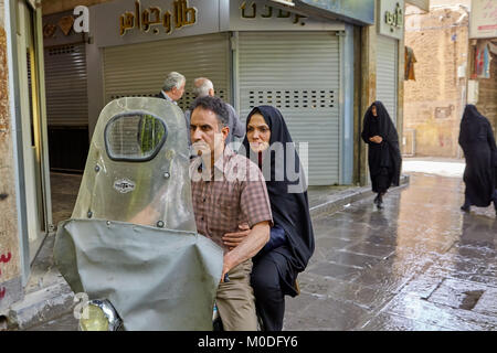 Isfahan, Iran - 24. April 2017: Der Ehemann und seine Frau fahren mit dem Motorrad entlang der Straße der Stadt. Stockfoto