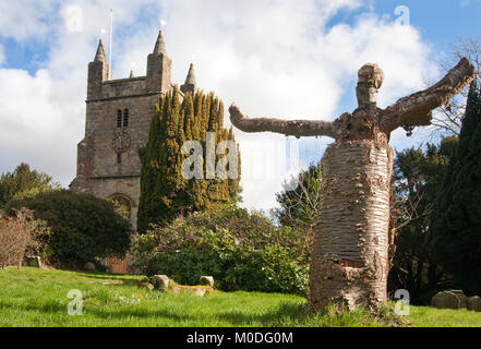 St. Maria Magdalena's NormannChurch & Baum Skulptur, Bolney, Haywards Heath, West Sussex, England Stockfoto