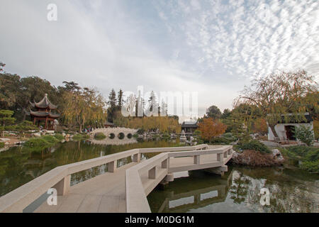 Brücke über den Teich an der Huntington Library in Südkalifornien, USA Stockfoto