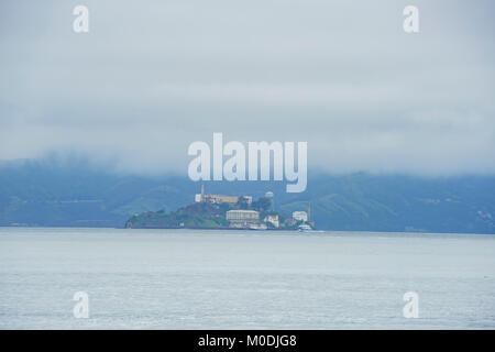 Die berühmte Insel Alcatraz in einem bewölkten Tag, San Francisco, Kalifornien Stockfoto