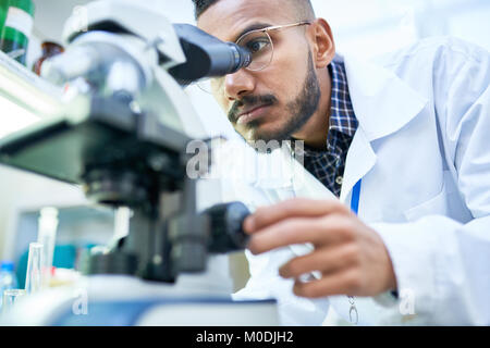 Wissenschaftler mit Mikroskop im Labor Stockfoto
