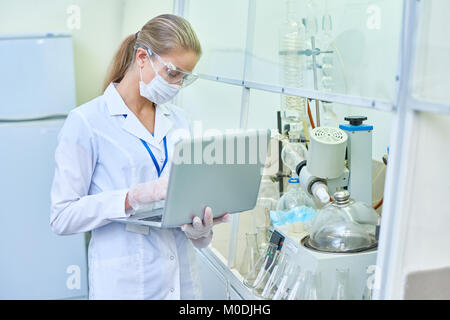 Wissenschaftlerin mit Laptop im Labor Stockfoto
