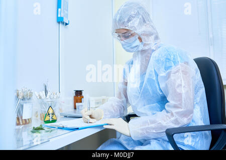 Wissenschaftler erforschen Virus Stockfoto