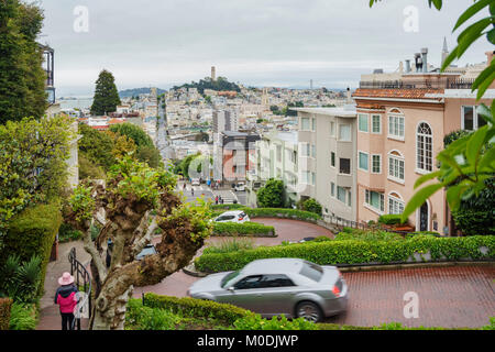 San Fransisco, APR 17: Die berühmte Lombard Street in einem bewölkten Tag am 17.April 2017 in San Francisco, Kalifornien Stockfoto