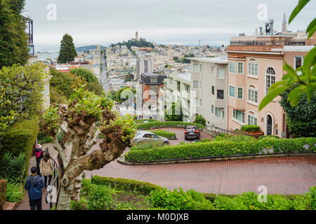 San Fransisco, APR 17: Die berühmte Lombard Street in einem bewölkten Tag am 17.April 2017 in San Francisco, Kalifornien Stockfoto