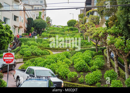 San Fransisco, APR 17: Die berühmte Lombard Street in einem bewölkten Tag am 17.April 2017 in San Francisco, Kalifornien Stockfoto