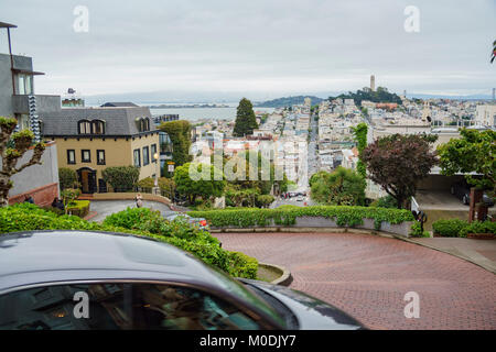 San Fransisco, APR 17: Die berühmte Lombard Street in einem bewölkten Tag am 17.April 2017 in San Francisco, Kalifornien Stockfoto