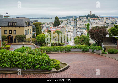 San Fransisco, APR 17: Die berühmte Lombard Street in einem bewölkten Tag am 17.April 2017 in San Francisco, Kalifornien Stockfoto