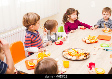 Mittagessen im Kindergarten Stockfoto