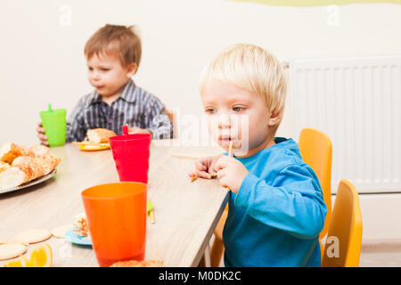 Mittagessen im Kindergarten Stockfoto