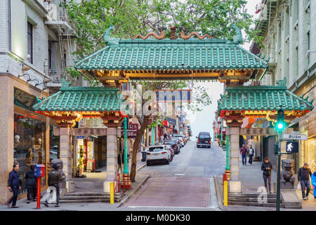 San Fransisco, APR 17: Die historischen Torbogen von Chinatown am 17.April 2017 in San Francisco, Kalifornien Stockfoto