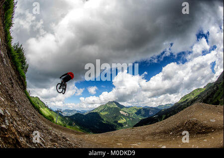 Biker Vincent Tupin Sprünge in Chatel Bike Park in den Französischen Alpen. Stockfoto