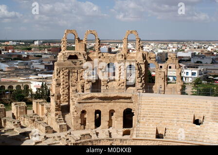 Ansicht der alten El Jem römische Amphitheater und der modernen Stadt von El Jem über Stockfoto