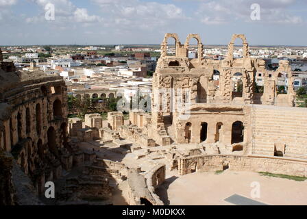 Anzeigen von El Jem römische Amphitheater und der modernen Stadt von El Jem über Stockfoto