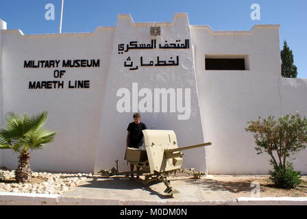 Touristische Inspektion ein Feld Gewehr außerhalb der militärischen Museum der Mareth Linie, Mareth, Tunesien Stockfoto