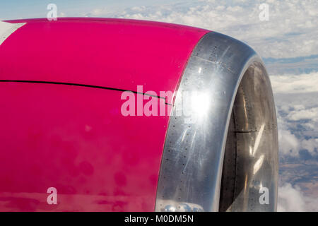 Motor des Pkw Flugzeug - Seitenansicht schließen oben mit Wolken im Hintergrund Stockfoto