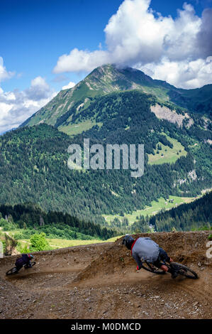 Ein Mountainbiker reitet ein biegen Sie an Chatel Bikepark in den Französischen Alpen. Stockfoto