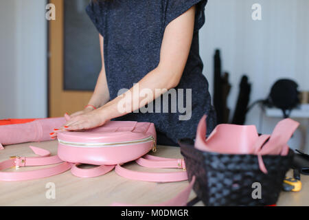 Näherin gewann pink Rucksack und Handtasche. Stockfoto