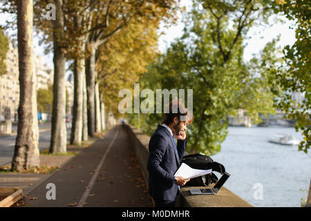 Spanischer Professor in freistehenden Pflicht arbeiten mit Laptop. Stockfoto