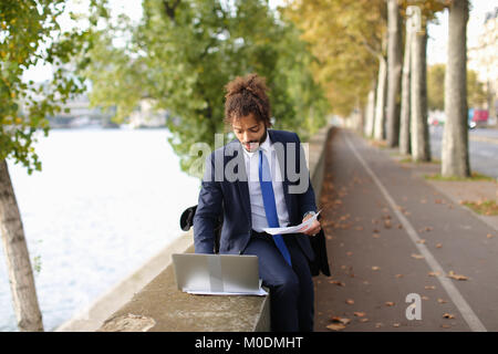 Spanischer Professor in freistehenden Pflicht arbeiten mit Laptop. Stockfoto