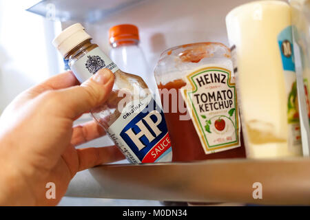 Eine Plastikflasche von HP Sauce in einem Kühlschrank Tür. Stockfoto