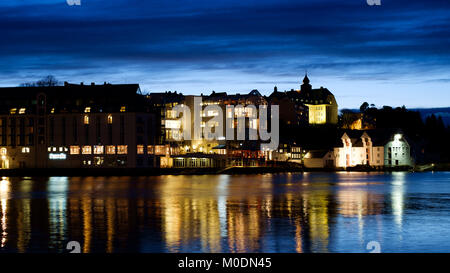 Bergblick in Alesund, Norwegen bei Nacht Stockfoto