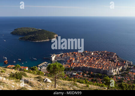 Seilbahn, die ummauerte Altstadt von Dubrovnik und die Insel Lokrum in Kroatien gesehen von oben vom Berg Srd an einem sonnigen Tag. Stockfoto