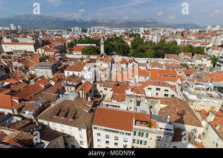 Die historische Altstadt von Split und darüber hinaus in Kroatien gesehen von oben an einem sonnigen Tag. Stockfoto