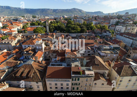 Die historische Altstadt von Split und darüber hinaus in Kroatien gesehen von oben an einem sonnigen Tag. Stockfoto