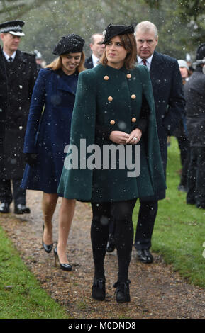 Prinzessin Beatrice (links), Prinzessin Eugenie und ihr Vater, der Herzog von York (rechts), lassen Sie nach der Teilnahme an einem Gottesdienst in der St. Laurentius Kirche, Schloss Steigende, Norfolk. Stockfoto