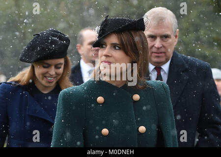 Prinzessin Beatrice (links), Prinzessin Eugenie und ihr Vater, der Herzog von York (rechts), lassen Sie nach der Teilnahme an einem Gottesdienst in der St. Laurentius Kirche, Schloss Steigende, Norfolk. Stockfoto