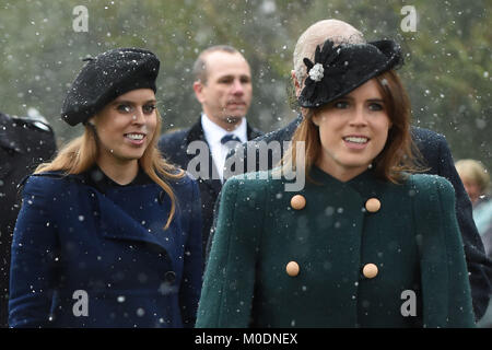 Prinzessin Beatrice (links), Prinzessin Eugenie und ihr Vater, der Herzog von York (rechts versteckt), lassen Sie nach der Teilnahme an einem Gottesdienst in der St. Laurentius Kirche, Schloss Steigende, Norfolk. Stockfoto