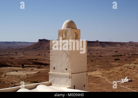 Moschee Minarett, kleine weiße Moschee und die umliegenden trockenen Wüste Landschaft, Douiret, Tataouine, Tunesien Stockfoto