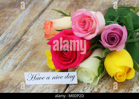 Einen schönen Tag noch Karte mit bunten Rose Bouquet auf Holzmöbeln im Landhausstil Oberfläche Stockfoto