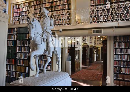 Statue von George Washington, verwendet als Prototyp für die ikonischen Statue in Boston Public Garden, in der Boston Athenaeum in Beacon Hill, USA Stockfoto