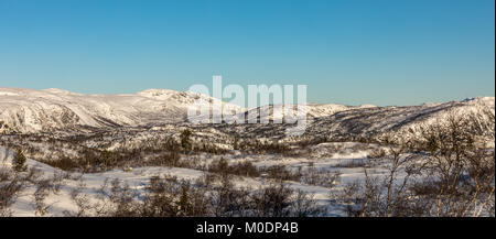 Norwegische Winter, Berge mit Schnee. Panorama. Stockfoto