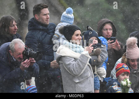 Mitglieder der öffentlichkeit sammeln, um Mitglieder der königlichen Familie verlassen nach der Teilnahme an einem Gottesdienst in der St. Laurentius Kirche beobachten, Castle Rising in Norfolk. Stockfoto