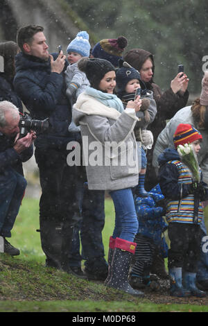 Mitglieder der öffentlichkeit sammeln, um Mitglieder der königlichen Familie verlassen nach der Teilnahme an einem Gottesdienst in der St. Laurentius Kirche beobachten, Castle Rising in Norfolk. Stockfoto