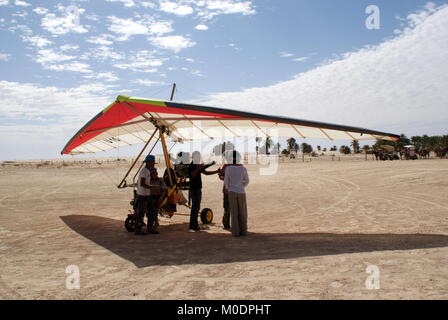 Empfangen von Anweisungen, bevor Sie mit einem Ultraleichtflugzeug Flugzeug über der Sahara, Douz, Kebili, Tunesien Stockfoto