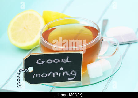 Guten Morgen auf mini Tafel mit Schale der Zitrone Tee geschrieben Stockfoto