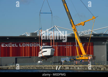 Kran- Boote wieder in das Wasser nach der Sie teilgenommen haben, die 2018 in London Boat Show gehalten an ExCel Exhibition Centre in London Stockfoto