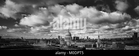 Dachterrasse mit Panoramablick Blick über London in Richtung landmark iconic Kuppel von Sir Christopher Wren's St Paul's Cathedral auf die Skyline von London, England, Grossbritannien Stockfoto