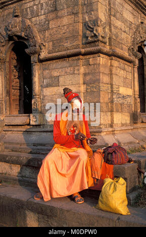 Nepal. Kathmandu. Pashupatinath Tempel (Hindu). Sadhu (heiliger Mann) im Torbogen des Tempels. Porträt. Stockfoto